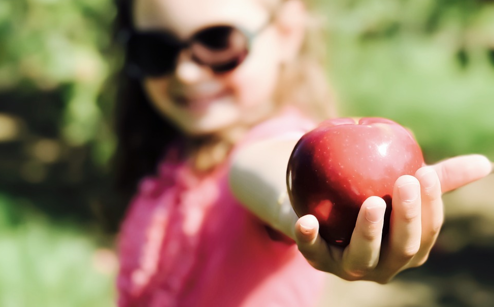 dziewczynka z jabłkiem